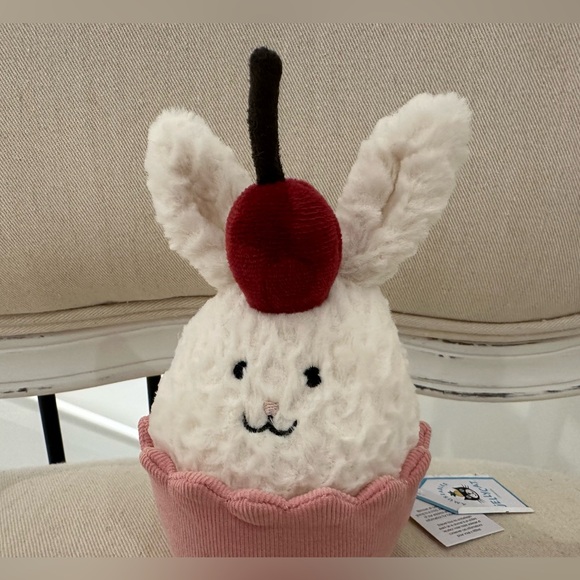Retired NWT Jellycat NWT Dainty Dessert Bunny Cupcake Authentic - Picture 5 of 12